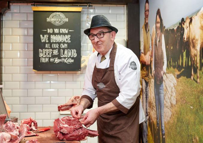 O açougueiro Sean Haugh é um dos fornecedores locais do Homestead Cottage. John Kelly •