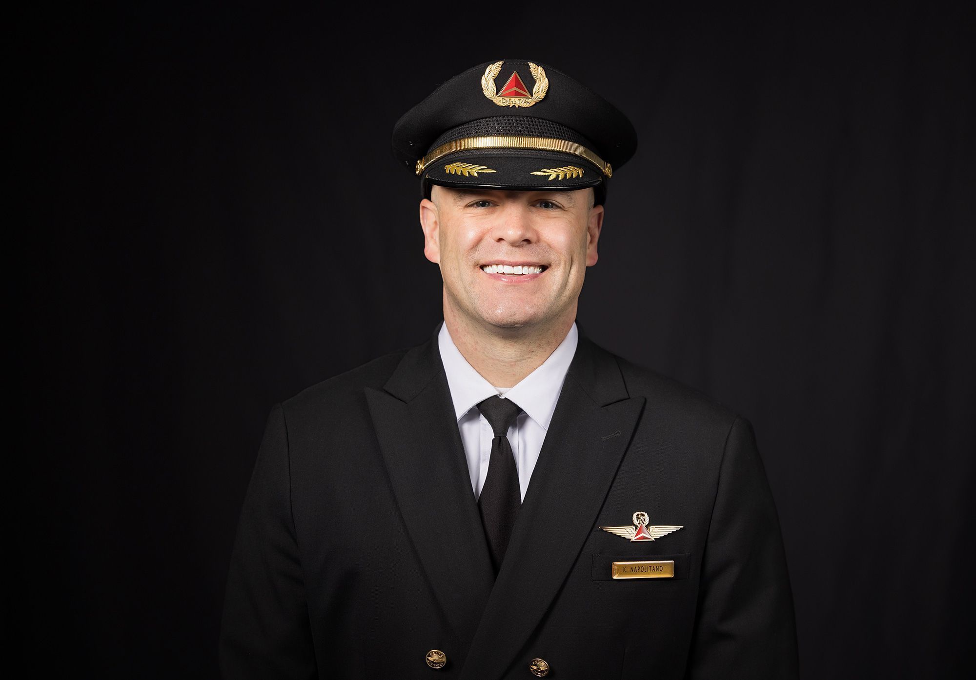 O capitão Keith Napolitano, piloto da Delta, trabalhou com vários outros funcionários da Delta para ajudar White a pegar seu voo para Dakota do Norte • Keith Napolitano, cortesia da Delta via CNN Newsource