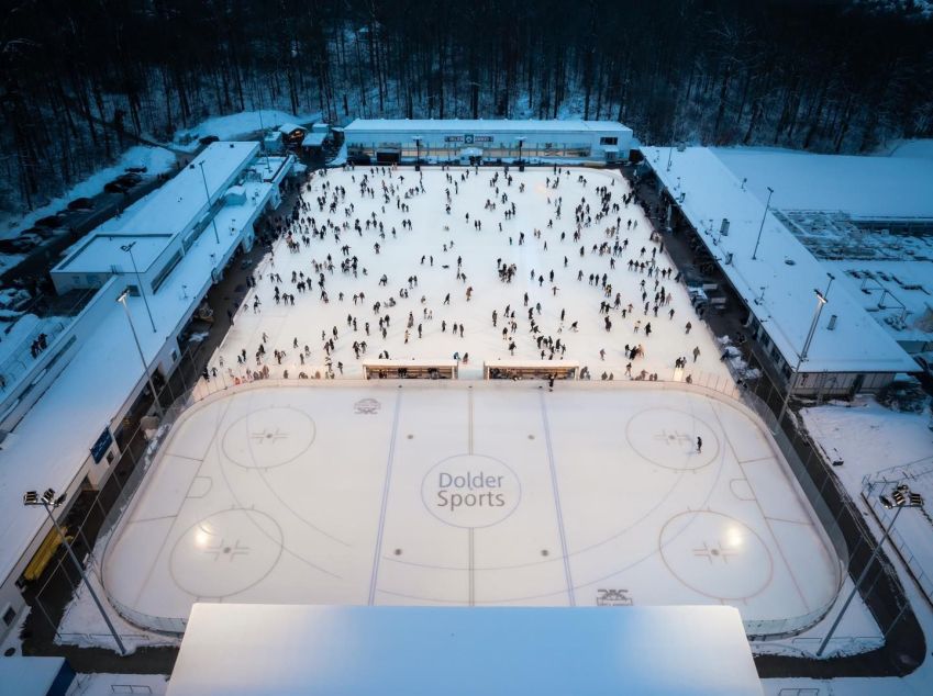 A Dolder Sports oferece uma das maiores pistas artificiais de patinação no gelo da Europa • Instagram/Dolder Sports