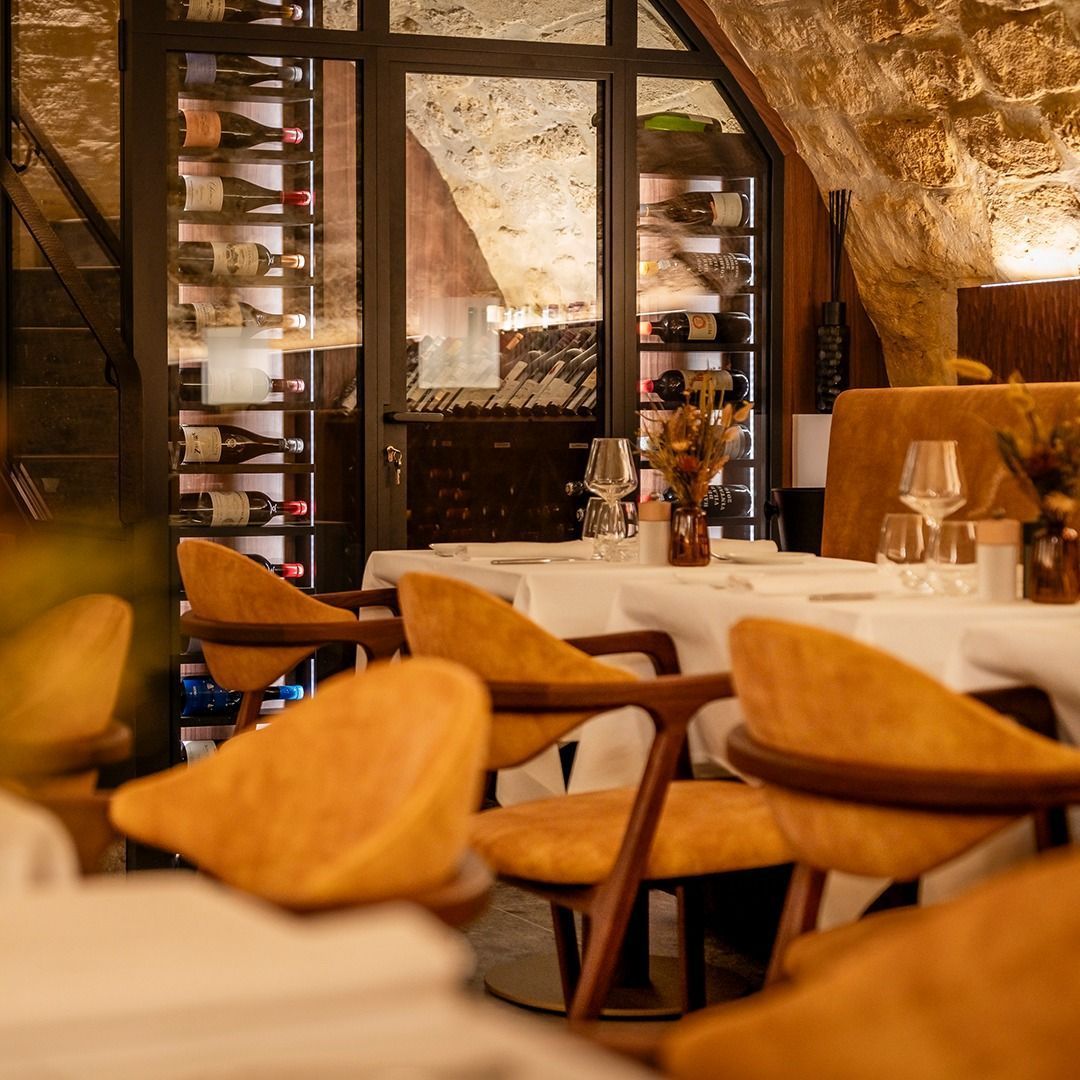 Hestia Restaurant fica em uma ruazinha atrás da Catedral Notre Dame • Instagram/Hestia Restaurant