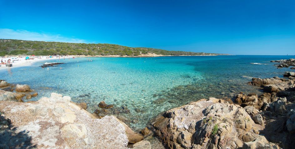 Praia do Naufrágio, Caprera, em La Maddalena, na Sardenha • Enrico Spanu/REDA/Universal Images Group via Getty Images