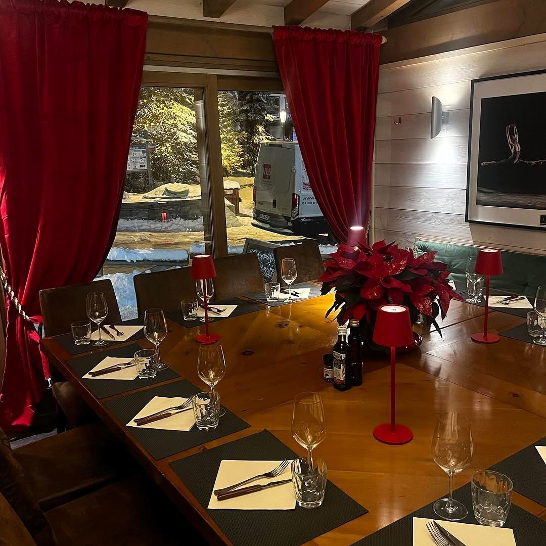 Ambiente do restaurante La Grange à Pizza Courchevel • Reprodução/Instagram