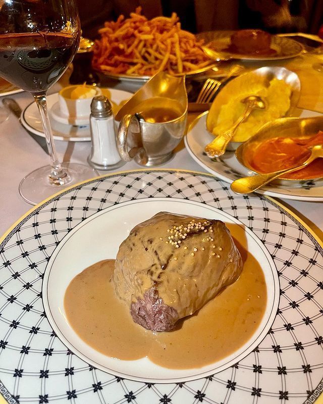 Le Voltaire fica às margens do Rio Sena e serve tradicional culinária francesa • Instagram/Le Voltaire