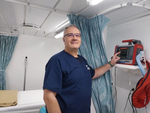 Aleksandar Durovic é o médico a bordo do Villa Vie Odyssey, o navio em um cruzeiro global de três anos • Cortesia Aleksandar Durovic