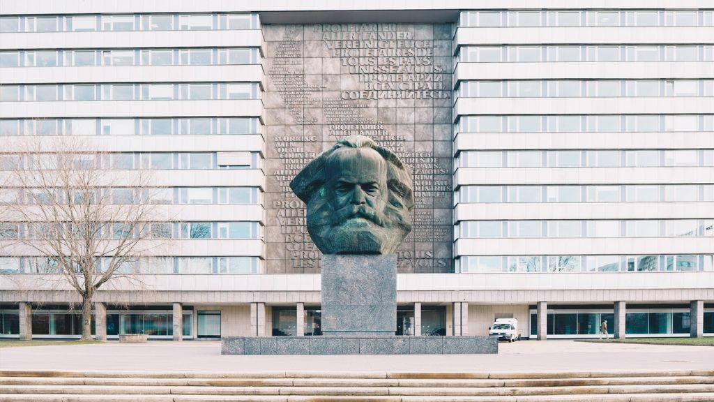 Cabeça de bronze gigante de escultura em homenagem ao filósofo Karl Marx é uma das atrações de Chemnitz, na Alemanha • Ernesto Uhlmann