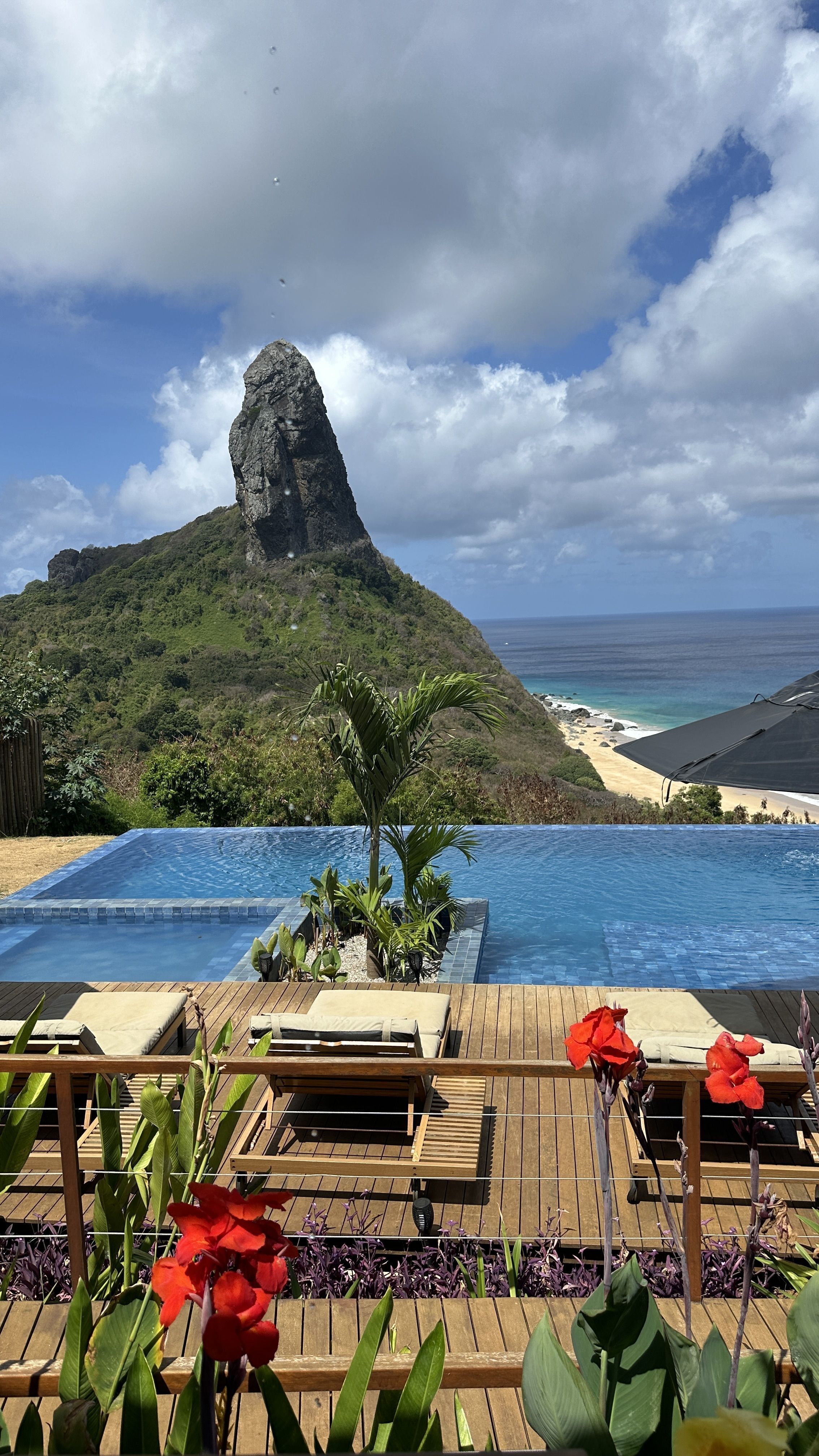 Vista da piscina da Akaña, em Fernando de Noronha • Tina Bini