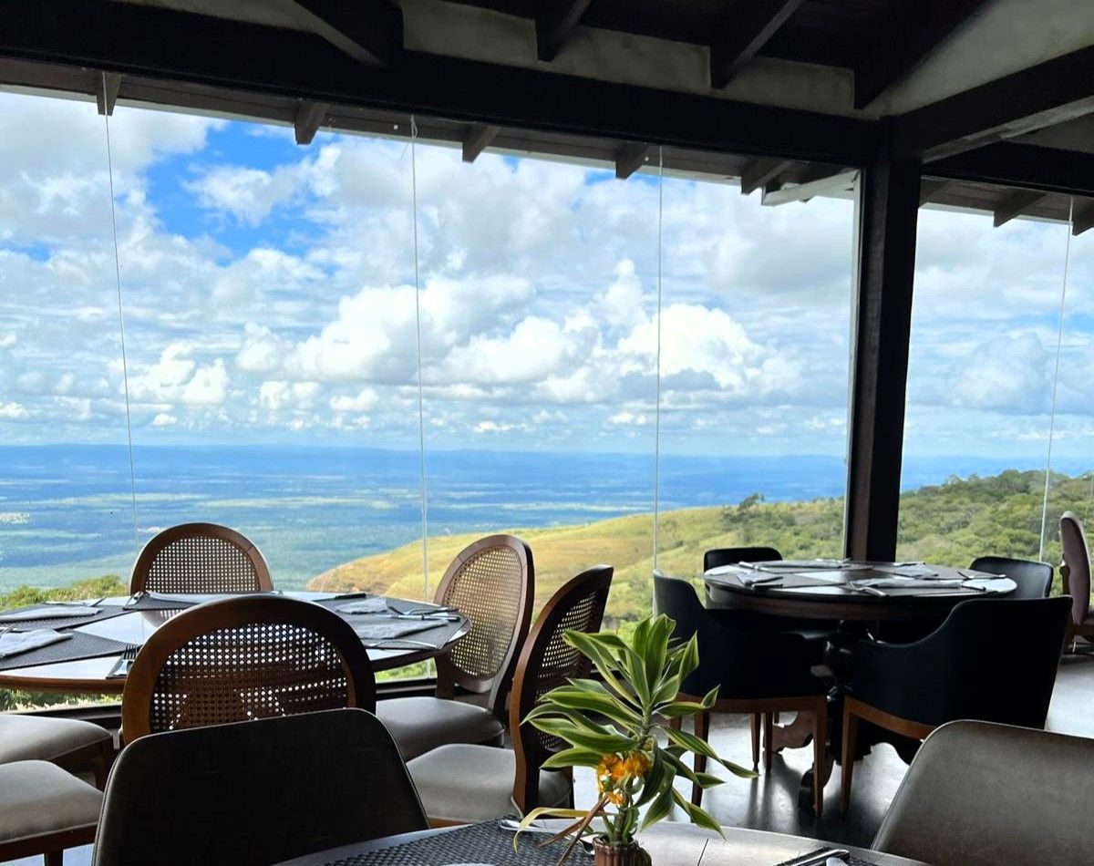 Restaurante da pousada abre-se para vistas dos paredões e tem a chef Adriana Costa por trás das panelas • Divulgação