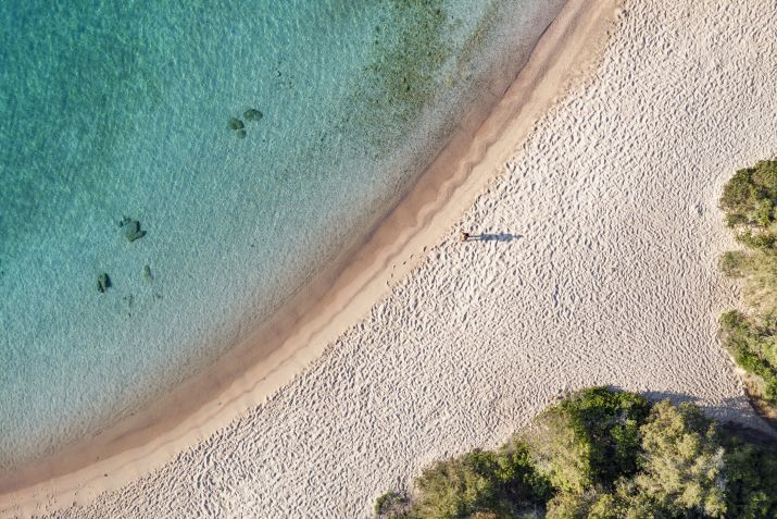 Praia Liscia Ruja, em Sardenha • Travel Wild/iStock Images/Getty Images
