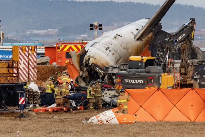 Somente duas pessoas sobreviveram ao trágico acidente do voo 2216 da Jeju Air em 29 de dezembro. Ambas eram da tripulação e estavam sentadas na cauda do avião • Chris Jung/NurPhoto via Getty Images