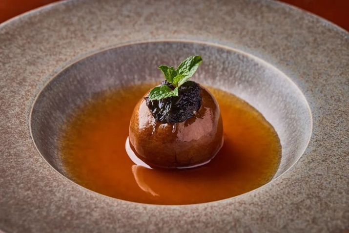 No The Legacy House, Li organiza anualmente um banquete com cascas de tangerina envelhecidas • The Legacy House