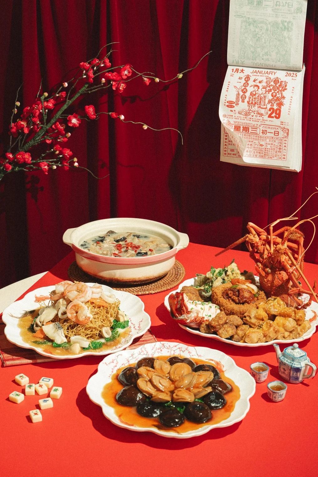 Os banquetes do Ano Novo Lunar frequentemente incluem pratos associados à sorte. Essas iguarias festivas podem ser encontradas no restaurante Keng Eng Kee Seafood, em Singapura, uma barraca de comida recomendada pelo Guia Michelin • Cortesia de Keng Eng Kee Seafood.