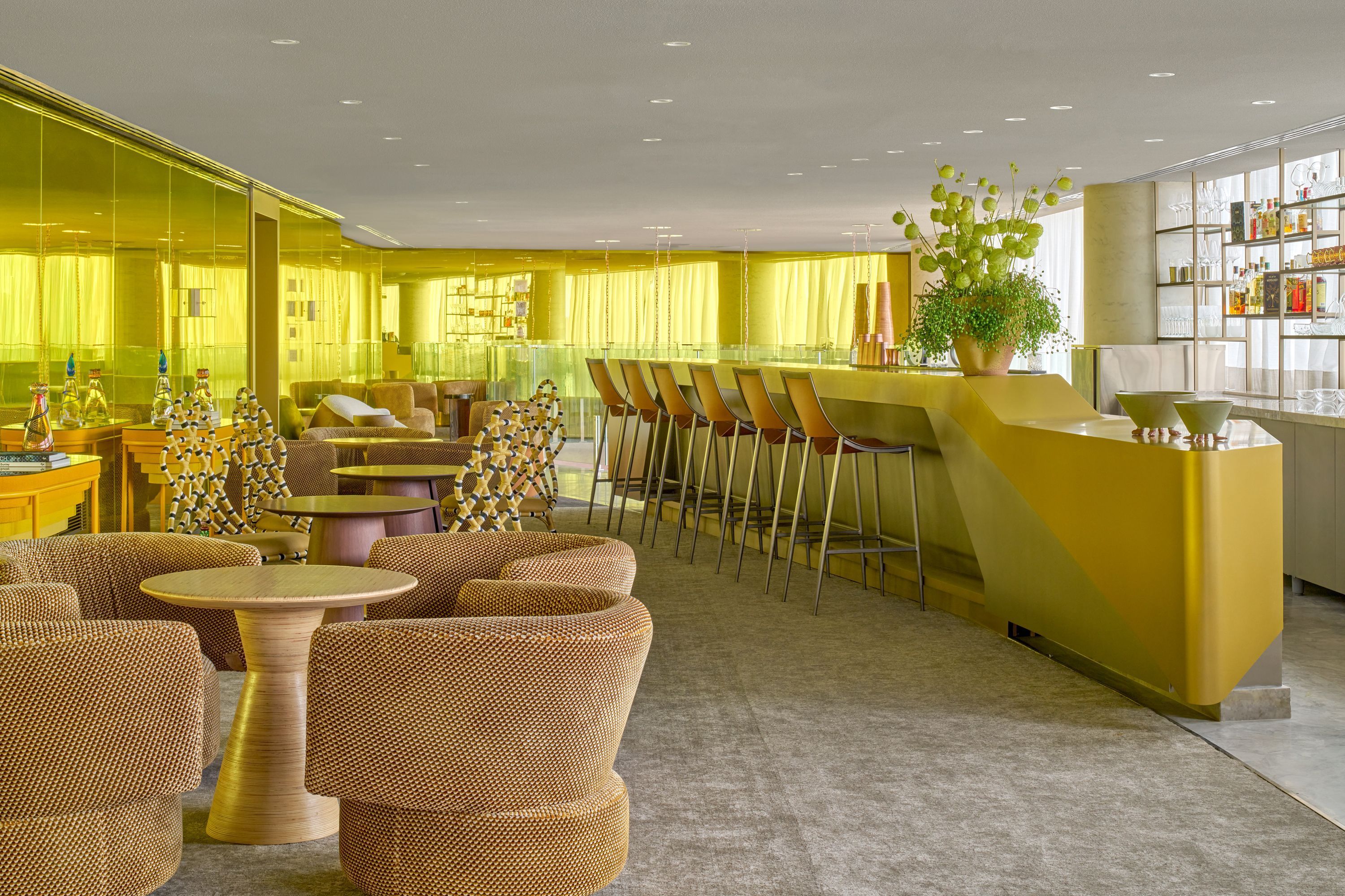No 24° andar do hotel fica o Yōso Bar e Café que apresenta um menu com mais de 60 rótulos de uísque