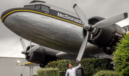 Fotógrafo lança livro após visitar 100 McDonald’s ao redor do mundo