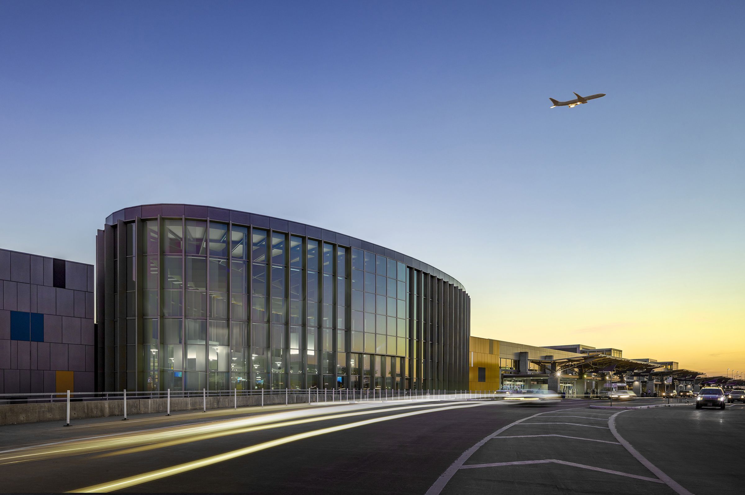 Terminal do Aeroporto Internacional Austin-Bergstrom, no Texas • Tim Griffith