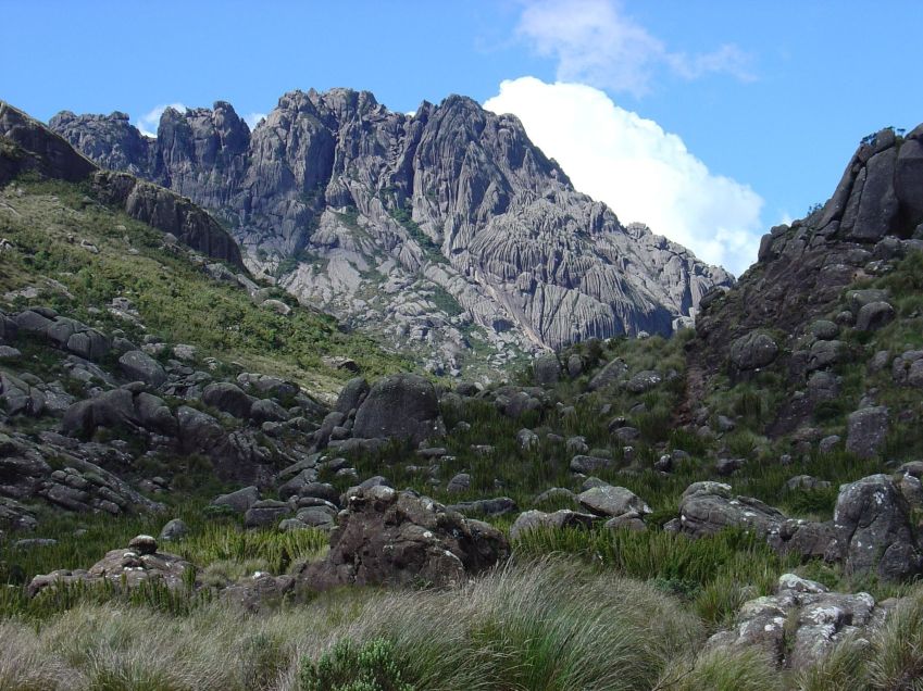 Parque Nacional Itatiaia reserva trilhas, cachoeiras e é lar de um dos picos mais altos do Brasil, o das Agulhas Negras • Reprodução Parque Nacional Itatiaia