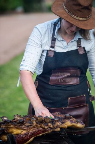 Mariana Tucuna, premiada assadora, estará presente na festa da vindima da Antigua Bodega • Divulgação