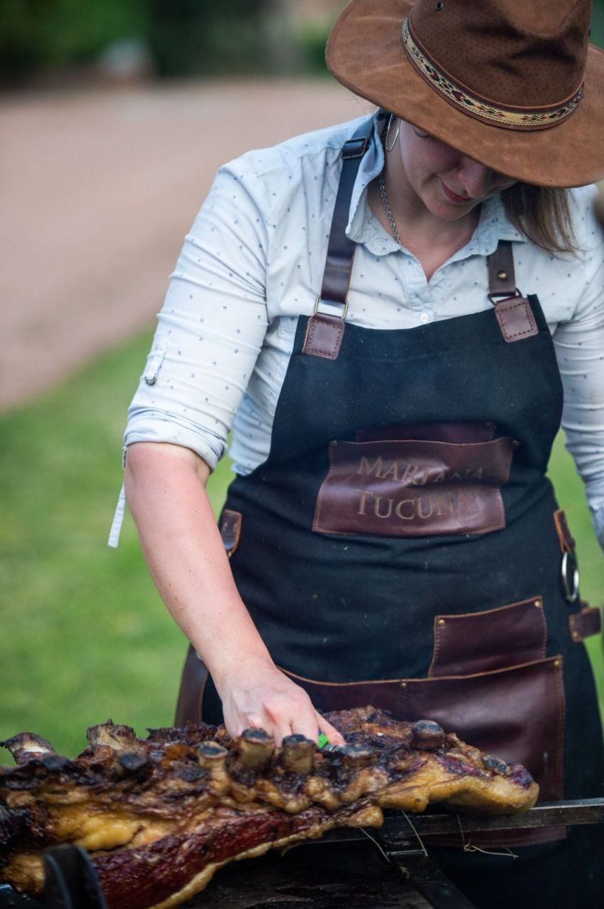 Mariana Tucuna, premiada assadora, estará presente na festa da vindima da Antigua Bodega • Divulgação