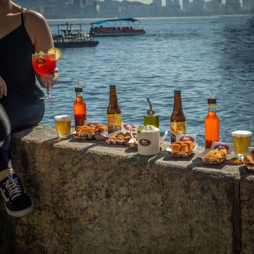 Bar Urca e a famosa mureta formam juntos a dupla perfeita para um por do sol inesquecível no Rio de Janeiro, com cartões postais ao fundo • Tiago Anastacio