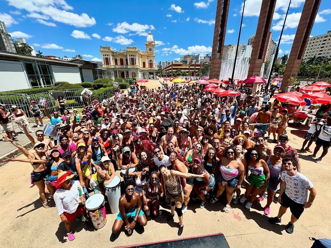 Neste ano, bloco Juventude Bronzeada presta homenagem à Fernanda Torres no Oscar • Naiara Rocha