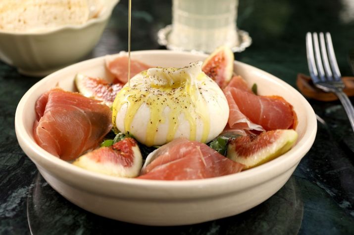 Burrata servida no Marena é feita na casa • Divulgação