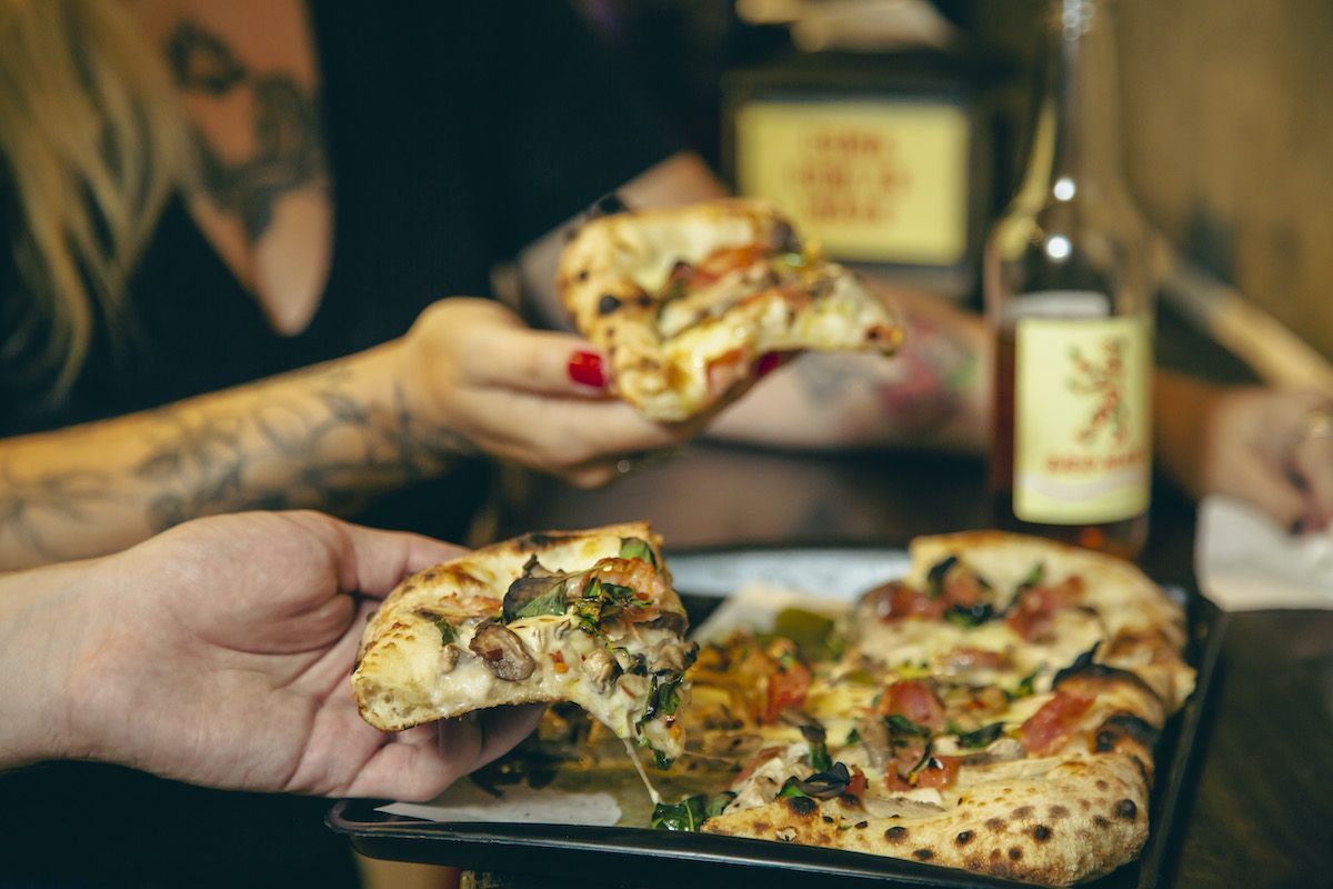 Da Mooca Pizza Shop vende pedaços de pizzas para serem degustados com as mãos • Mário Rodrigues