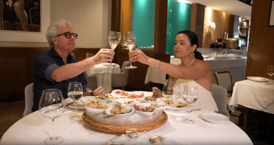 Daniela Filomeno e Bruno Tolpiakow no restaurante Satyricon, no Rio