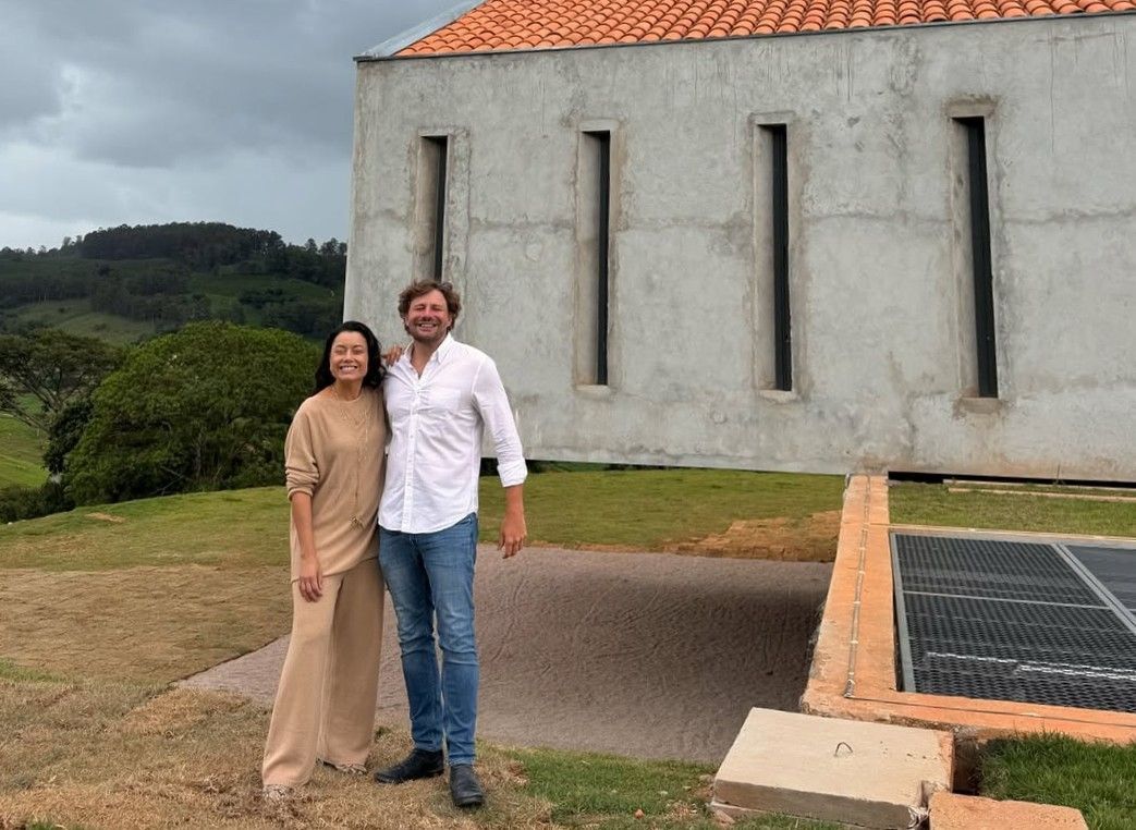 Daniela Filomeno junto de Pedro Testa, por trás da Casa Tés • CNN Viagem & Gastronomia