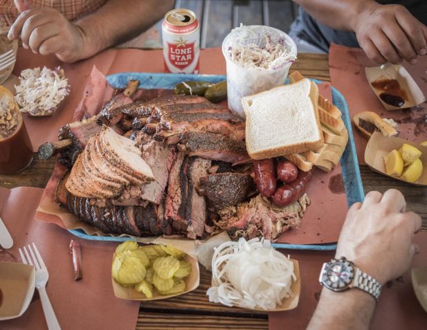 Brisket, costelas, peru e linguiças são itens populares do cardápio do Franklin Barbecue • Wyatt McSpadden