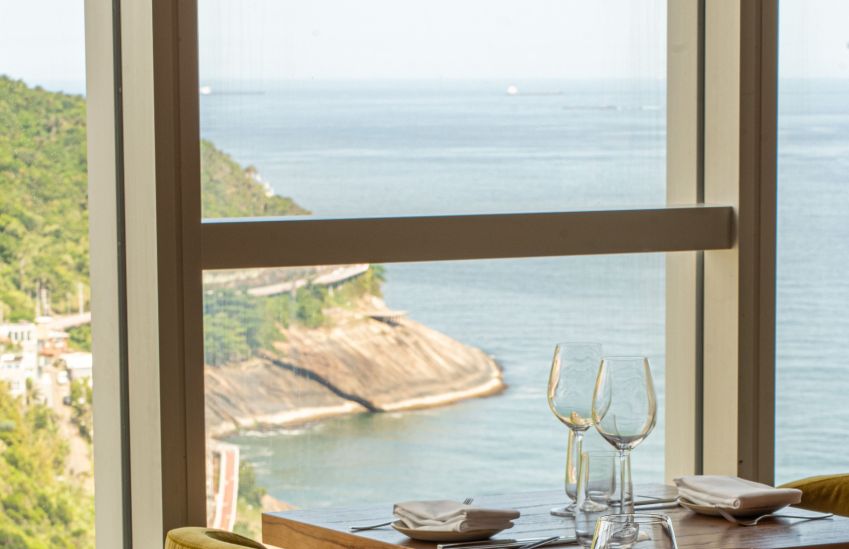 No alto do Hotel Nacional, restaurante Masi proporciona linda vista para praia de São Conrado • Matheus Ramos
