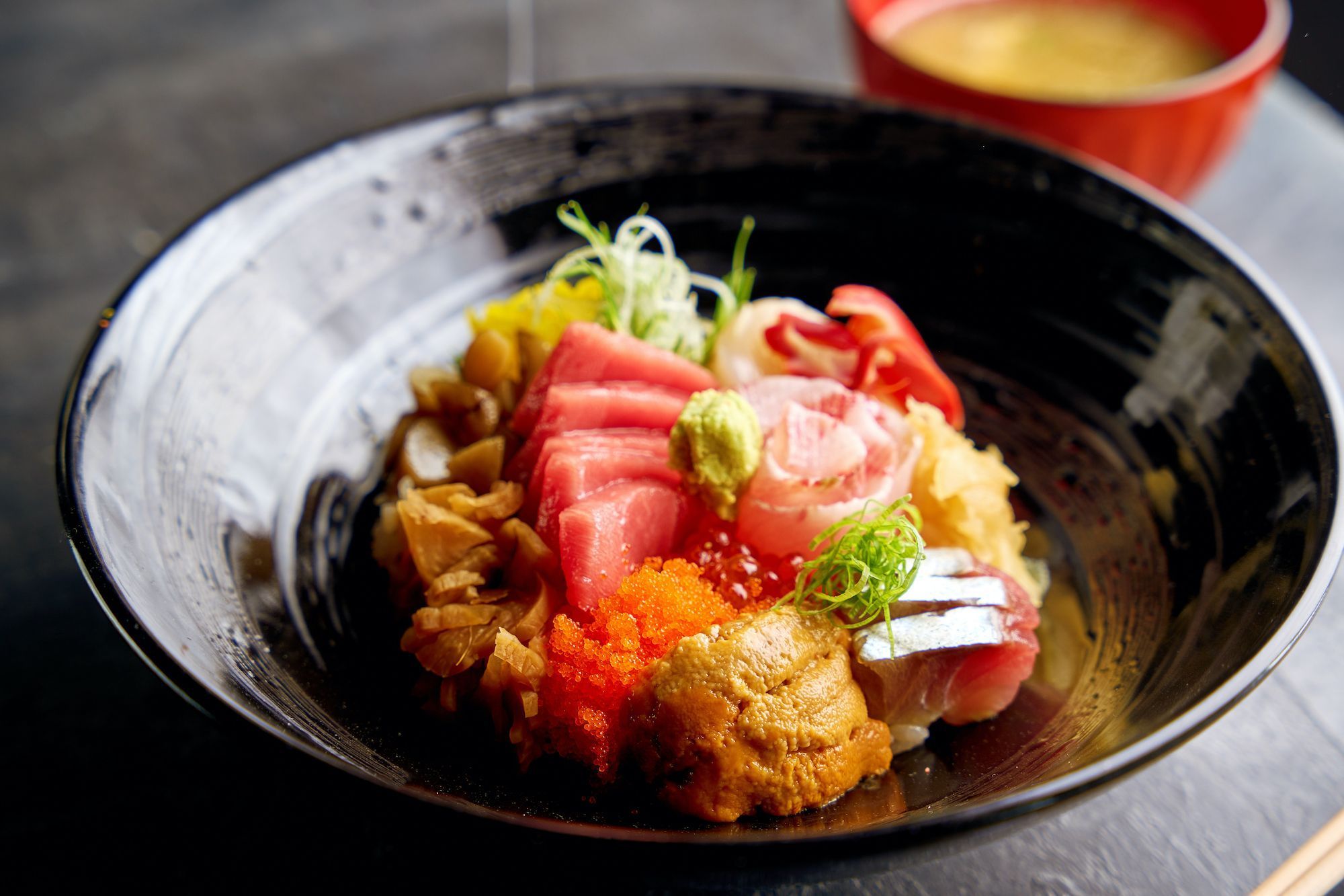Tirashi do premiado restaurante Murakami, em SP, que só utiliza wasabi fresco na finalização de seus pratos • Divulgação