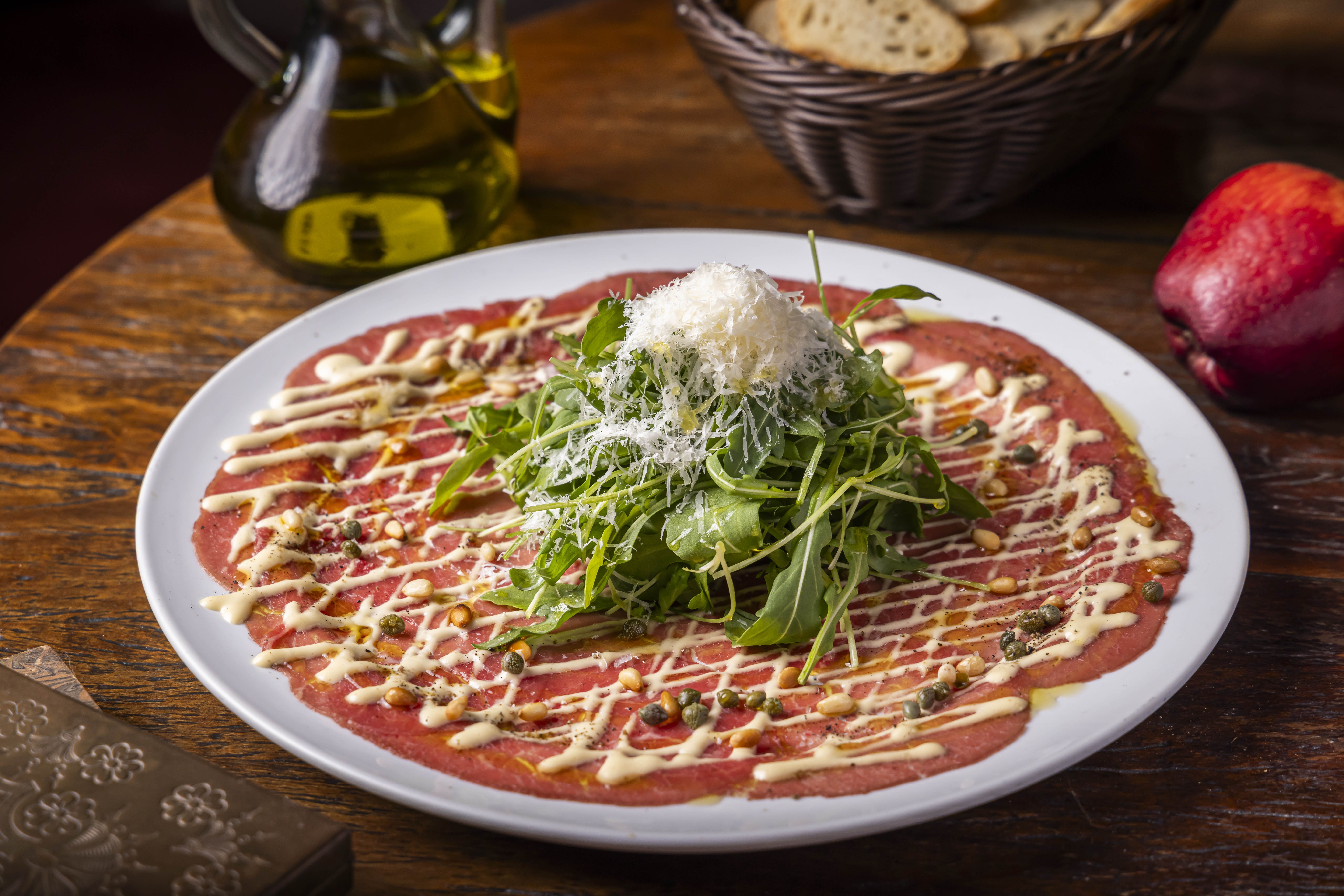 Carpaccio di Manzo finalizado com pinoli na osteria Nonna Rosa, em São Paulo • Mário Rodrigues