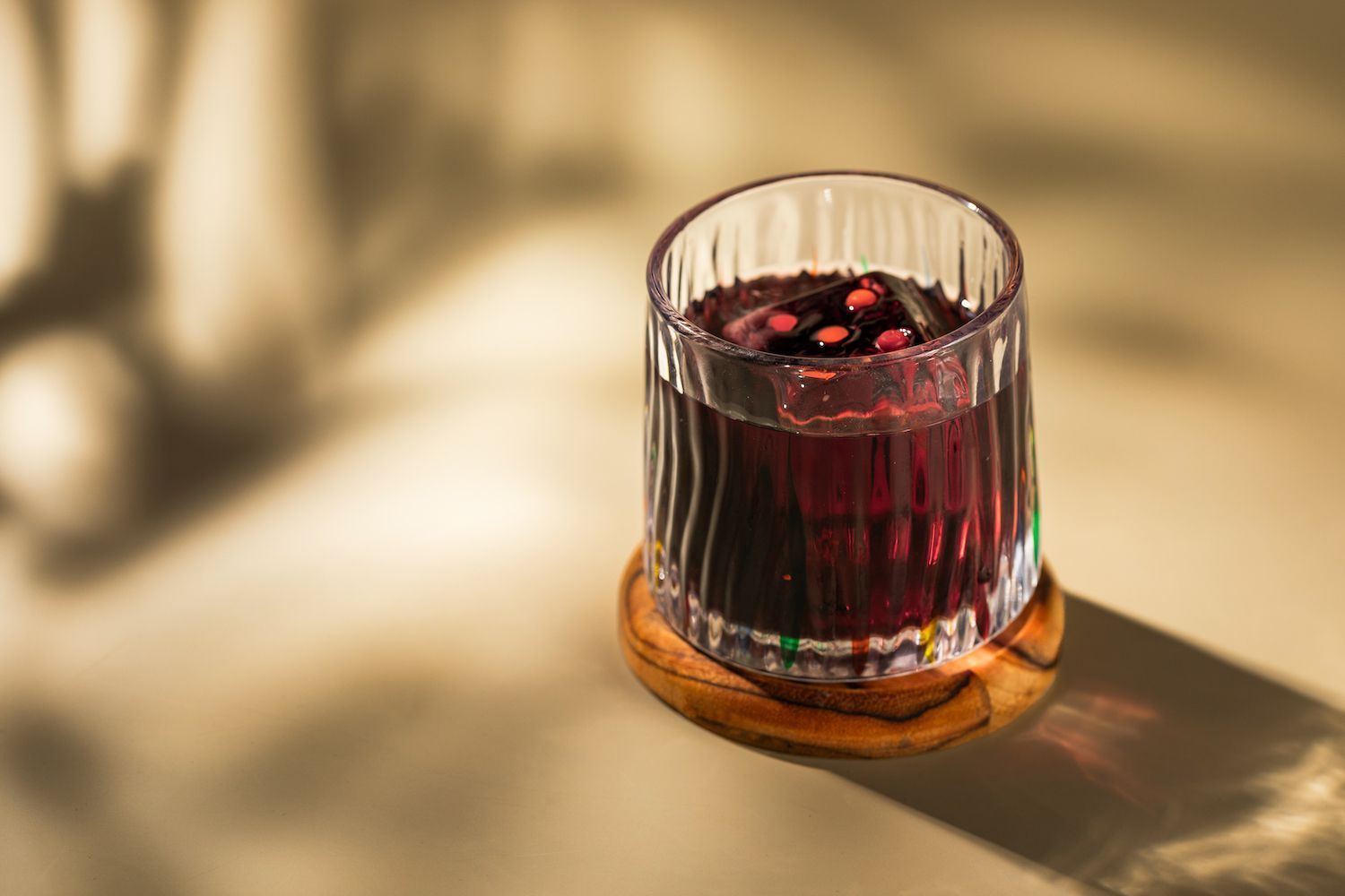 Drinque Ruby Manhattan, combina Bulleit Bourbon com Porto Ruby, Liqueur n°11 Pêche, solução málica e Bitter Aromático n°2 Sementes do Oculto Bar • Ana Schad