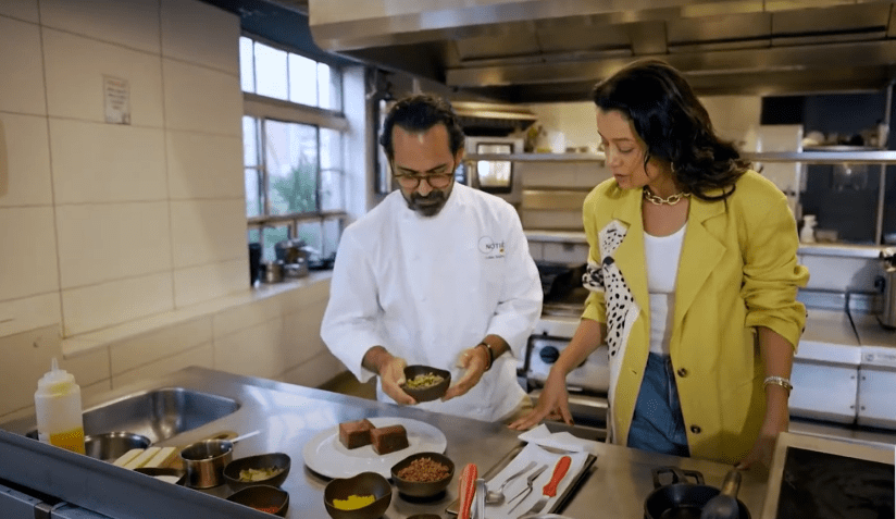 Daniela Filomeno na cozinha do chef Onildo Rocha, à frente do Espaço Priceless - Notiê e Abaru, no centro de São Paulo • CNN Viagem & Gastronomia