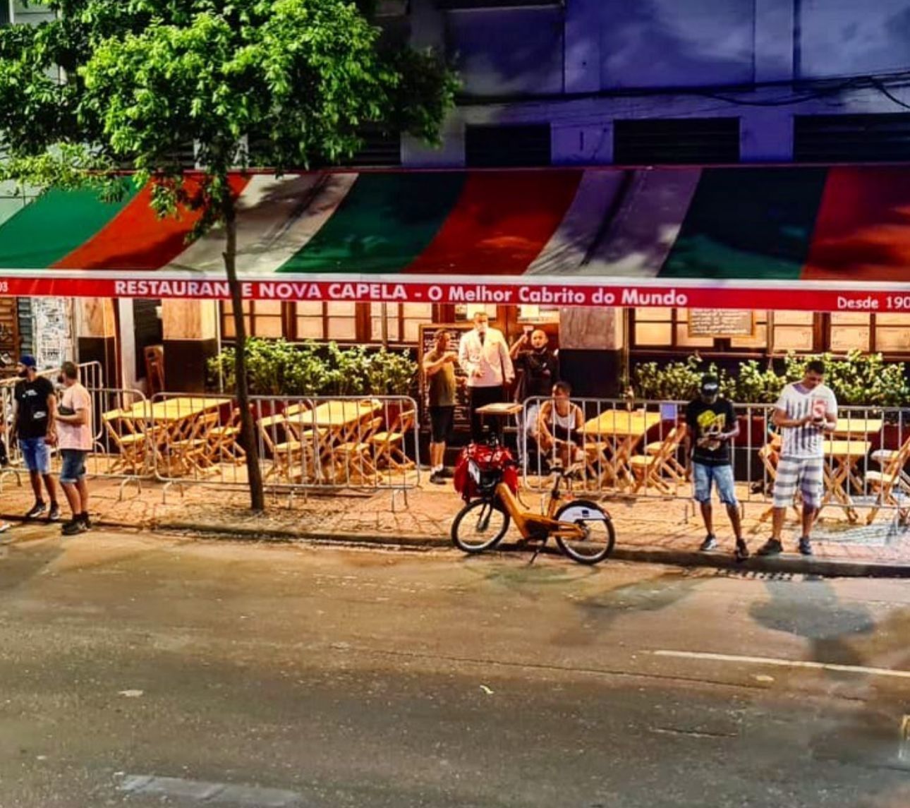 Nova Capela está localizado na Lapa. Sua cozinha fica aberta até de madrugada, servindo todas as delícias do seu menu de influências portuguesas • Reprodução Instagram
