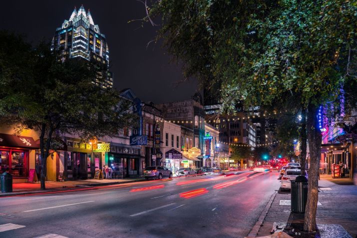 Sixth Street à noite, em Austin, no Texas • Divulgação/Visit Austin