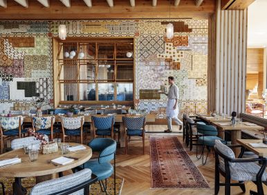 Ambiente interno do restaurante The Peacock, em Austin, no Texas