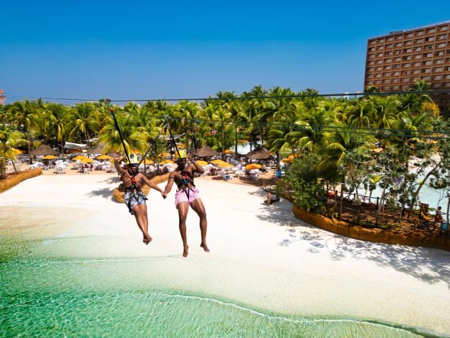Tirolesa no parque aquático Hot Beach, em Olímpia • Divulgação