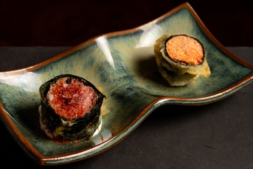 Tempurá de shisso com crudo de wagyu e ovas • Henrique Peron