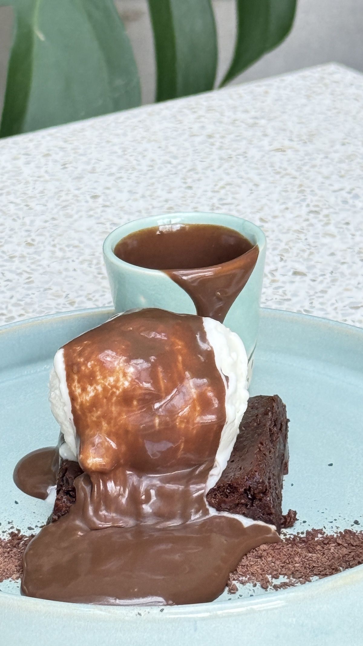 Brownie puxa-puxa com sorvete e calda de brigadeiro • Tina Bini