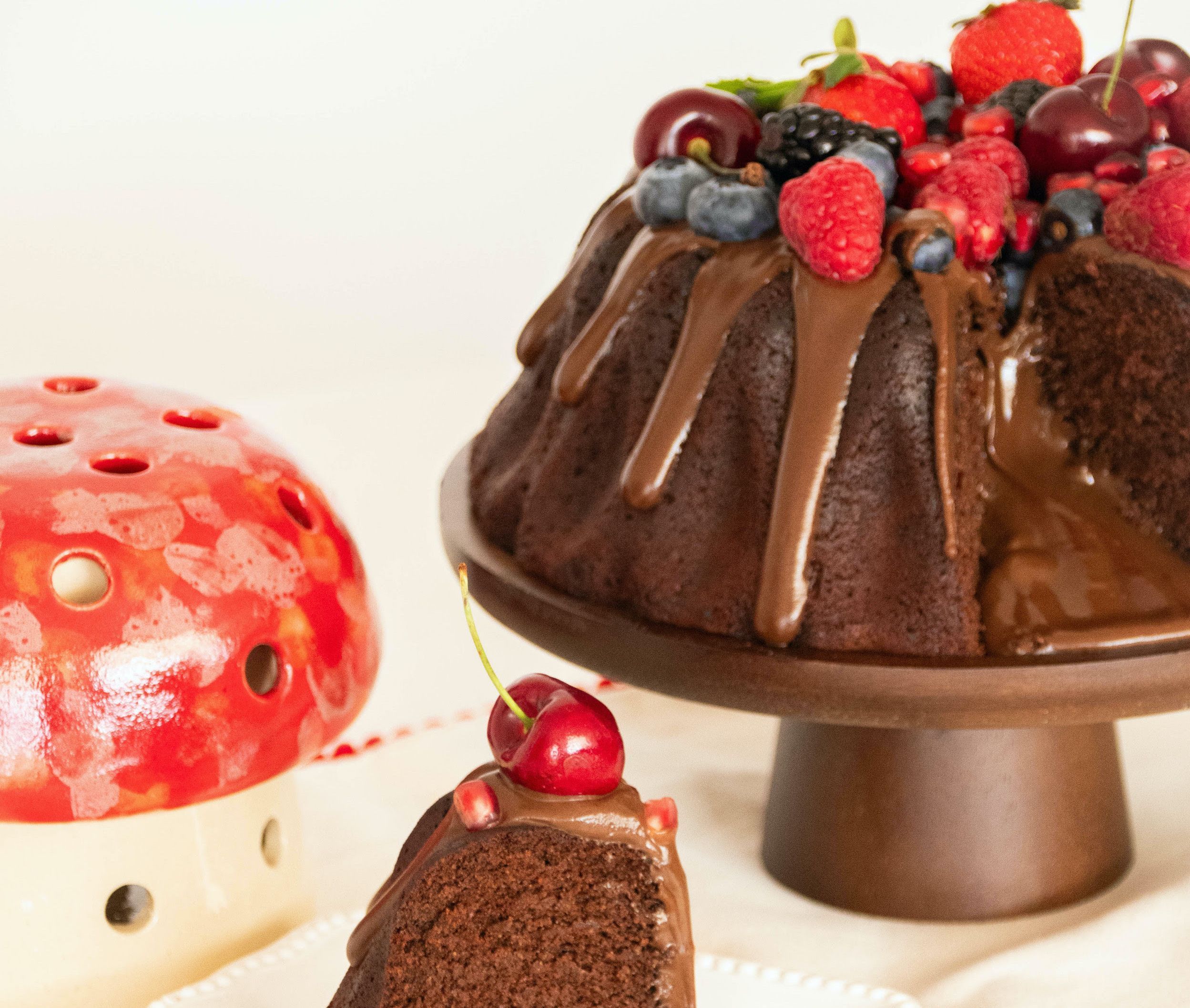 Uma confeitaria onde tudo é elaborado sem glúten, sem lactose e sem açúcar refinado. Na foto, o bolo de chocolate com calda de brigadeiro