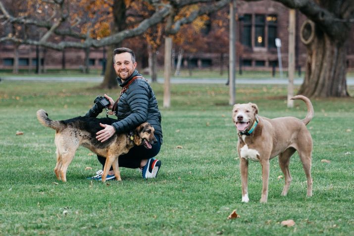 Em 2022, Fabiano pediu demissão para viajar pelo mundo documentando os diferentes vínculos entre cães e seus donos • Colin Gordon