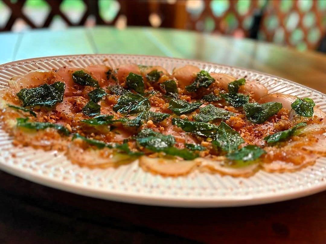 Carpaccio de pirarucu defumado com chutney de cubiu, castanhas e crocante de jambu • Reprodução/Instagram