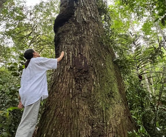 Daniela Filomeno em meio ao Parque Nacional de Anavilhanas, na Amazônia • CNN Viagem & Gastronomia