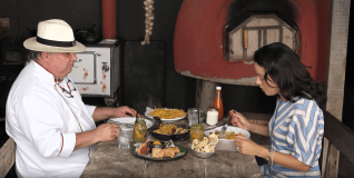Daniela Filomeno em almoço com Fávio Trombino, do restaurante Xapuri