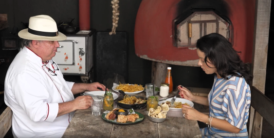 Daniela Filomeno em almoço com Fávio Trombino, do restaurante Xapuri
