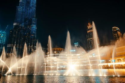 Fonte de Dubai com jatos d'água em ação