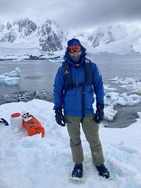 Vestido para enfrentar o frio extremo, homem viaja para Antártica com a intenção de despejar as cinzas do pai • Will McGough/Wake and Wander Media