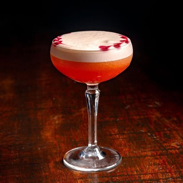 Cachaça Origem, frutas amarelas, cordial de acerola e sumo de limão • Instagram/Mini Bar Gem