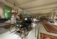 Conheça museu no deserto do Catar que exibe coleção de carros antigos