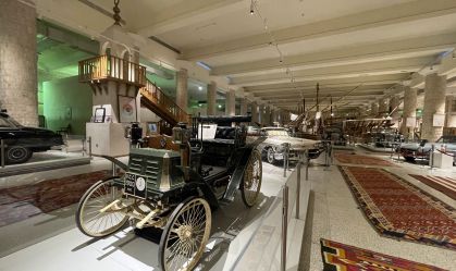 Conheça museu no deserto do Catar que exibe coleção de carros antigos